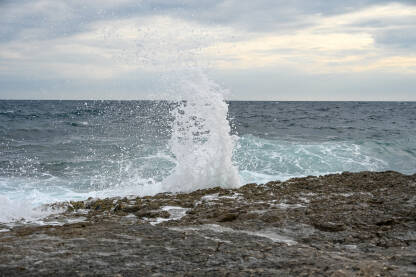 Valovi se razbijaju od stijene na moru. Talasi se razbijaju o obalu. Visoke litice uz more. Stjenovita obala.