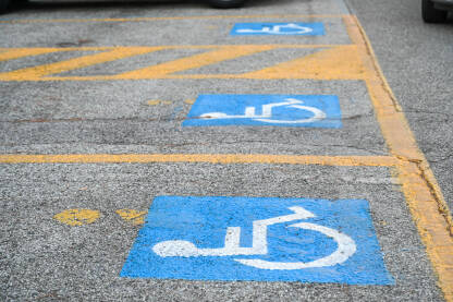Znak za parking mjesta rezervisana za osobe sa invaliditetom na ulici.