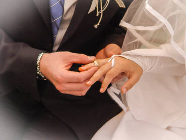 Ruke u krupnom planu, vjenčanje, prsten.