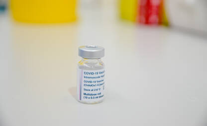 Bočica cjepiva protiv virusa Covid-19.  Zaštita od koronavirusa. Bočica za vakcinu. Masovna imunizacija.