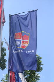 Na fotografiji je prikazan grb Mrkonjić Grada...