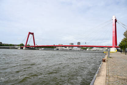 Crveni kablovski most u Roterdamu, Nizozemska. Most Willemsbrug u Roterdamu, Holandija. Moderna arhitektura i gradski pejzaž. Landmark.