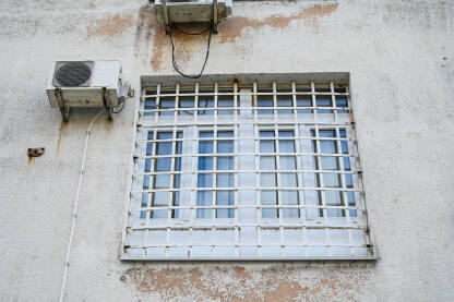 Zatvorski prozor. Metalne rešetke na prozorima. Prozor u staroj zatvorskoj ćeliji. Sigurnosne mreže.