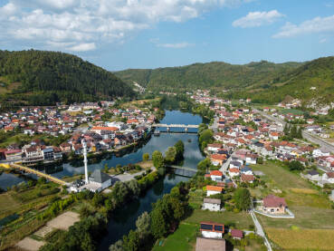 Bosanska Otoka i rijeka Una, snimak dronom. Panorama Bosanske Otoke u Bosni i Hercegovini.