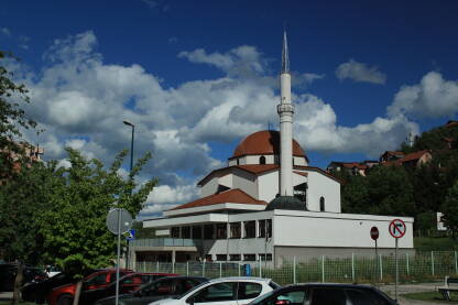 Novoizgrađena džamija u klasičnom stilu. Alipašino, Sarajevo.