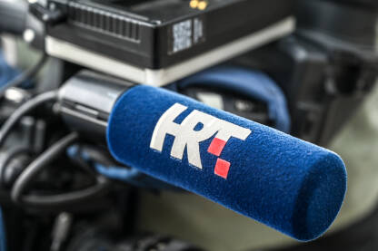 Mikrofon sa simbolom Hrvatske nacionalne televizije. HRT. Hrvatska radiotelevizija. Javna radiotelevizija.