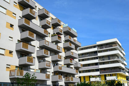Moderne stambene zgrade u gradu. Stanogradnja. Stanovi u zgradi. Balkoni i prozori.