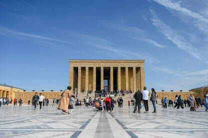 Ankara, Turska: Ljudi ispred mauzoleja Anitkabir. Anıtkabir je počivalište Mustafe Kemala Ataturka. Atatürk je bio osnivač Republike Turske.