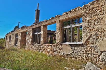 Zidovi od kamena napuštene škole na Risovcu. Općina Jablanica.