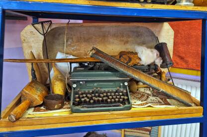 Stara pisaća mašina i druge starine. Stari predmeta koji su se nekad koristili u školi, kući, preduzećima.
