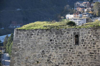Tvrđava u Jajcu je centralna građevina grada koja ima veliki historijski značaj. Sagrađena je u srednjem vijeku i iz nje je stolovao bosanski kralj.