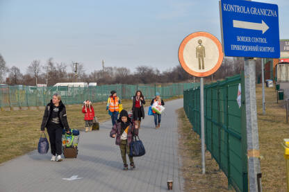Žene i djeca napuštaju Ukrajinu zbog rata. Izbjeglice iz Ukrajine na granici sa Poljskom, prelaz Medyka.