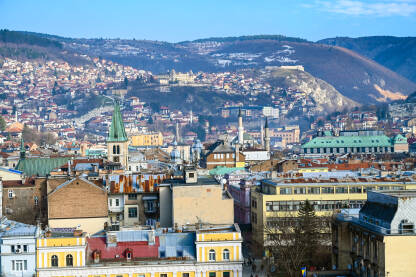 Sarajevo, glavni grad Bosne i Hercegovine. Krovovi i zgrade.