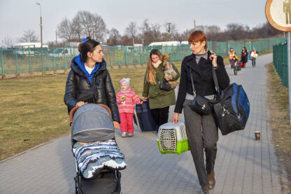 Žene i djeca napuštaju Ukrajinu zbog rata. Izbjeglice iz Ukrajine na granici sa Poljskom, prelaz Medyka.