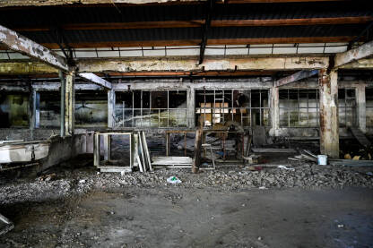Devastirane fabrike tokom privatizacije u BiH. Unutrašnjost bivše tvornice. Stari i napušteni industrijski kompleks. Razrušena magacinska hala.