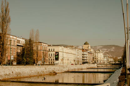 Grad na rijeci. Slika Sarajeva na rijeci Miljacki.