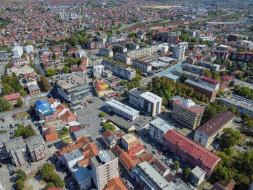 Prijedor, centar grada. Panoramski snimak dronom Prijedora. Zgrade, kuće i ulice u gradu.