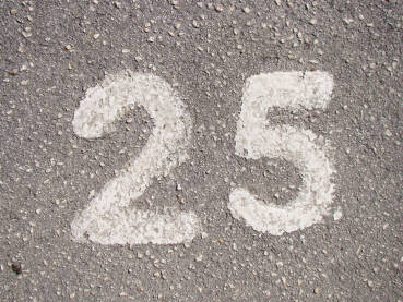 Broj 25 na asfaltu.