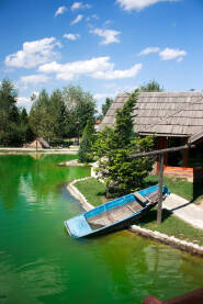 Čamac u jezeru - Etno selo Stanišić kod Bijeljine, Bosna i Hercegovina