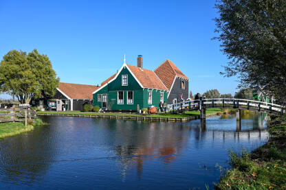 Kuća u prirodi. Vikendica uz rijeku.