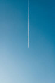 Plavo nebo sa tragom aviona