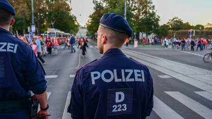 Beč, Austrija: Policajac na ulici tokom protesta. Austrijski policajac nadgleda demonstracije.