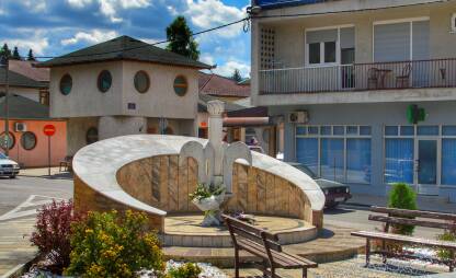 Spomen obilježje na trgu Šehida u centru grada, Bosanski Petrovac.