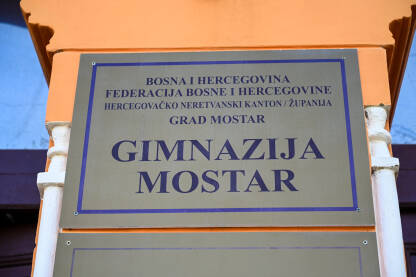 Gimnazija Mostar, tabla na ulazu u školu.