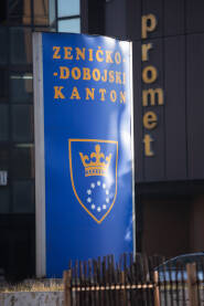 Tabla na ulazu u zgradu Zeničko-dobojskog kantona sa grbom