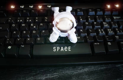 Figurica astronauta leži na tastaturi.