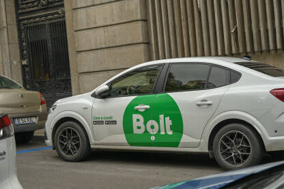 Bolt vozilo Sevis za prevoz putnika. Automobil sa natpisom Bolt na ulici.