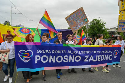 Grupa roditelja i LGBTIQ djece "Zagrljaj", šeta sa transparentom na Povorci ponosa u Sarajevu, 24. jun 2023. Roditelji na protestu zajedno sa svojom LGBTIQ djecom.