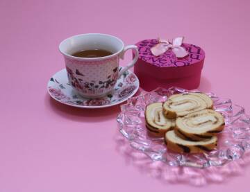 Čaj i kolač na roze podlozi