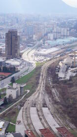 Pogled na željezničku stanicu u Sarajevu iz ptičije perspektive sa općinom Novi Grad u pozadini.