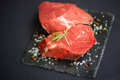 Biftek spreman za pečenje