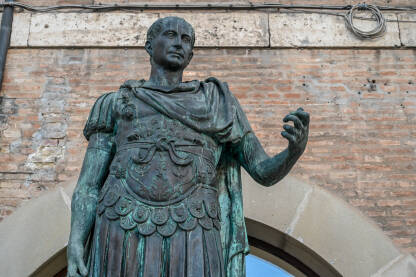 Bronzana skulptura Julija Cezara u centru grada. Julije Cezar bio je rimski političar, general, pisac i diktator Rimskog carstva.