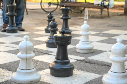 Ulična šahovska tabla. Šah. Crno-bijele plastične figure za šah.