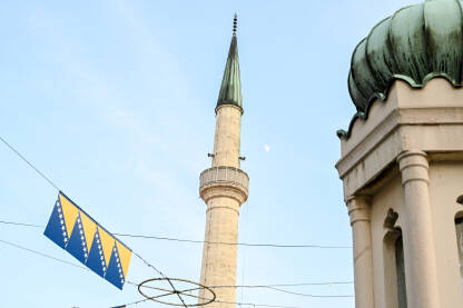 Tuzla, Bosna i Hercegovina. Glavni trg u centru grada. Minaret i džamija. Zastava Bosne i Hercegovine.