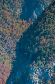 Planine u jesen, na fotografijama, predstavljaju izuzetan motiv. Fotografija prikazuje suprotstavljanje dva planinska grebena i strme litice, uokvirene jesenjom maštom