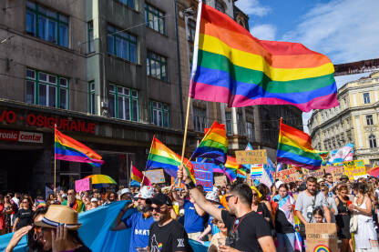 Povorka ponosa 2022, Sarajevo, Bosna i Hercegovina. Učesnici nose zastave duginih boja i traže jednaka prava za pripadnike LGBTIQ zajednice.