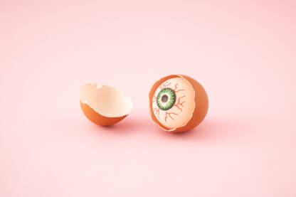Očna jabučica u ljusci jajeta. Razbijeno jaje i oko.