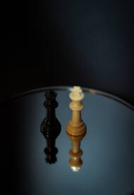 Šahovske figure u odrazu ogledala
