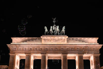 Berlin, Njemačka. Brandenburška kapija noću.