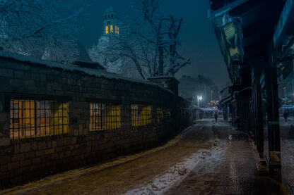Noćna fotografija Baščaršije.
Sahat kula,Baščaršije okićena prvim snijegom u 2024 g
