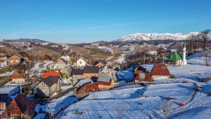 Prelijepo selo na planini zimi. Tradicionalne kuće i džamija u starom selu, video bespilotne letjelice.
