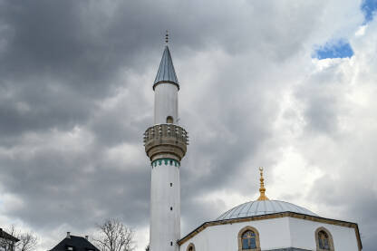 Minaret i džamija.