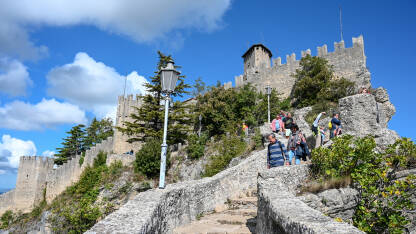 San Marino: Tvrđava Guaita ili Rocca. Turisti posjećuju zidine i dvorac. San Marino je peta najmanja država na svijetu.