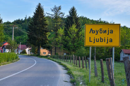 Saobraćajni znak sa natpisom Ljubija. Republika Srpska, Bosna i Hercegovina.