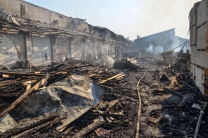 Spaljen i oštećen industrijski kompleks. Zapaljena fabrika. Ostaci spaljene zgrade. Šteta od požara. Oštećene industrijske hale.