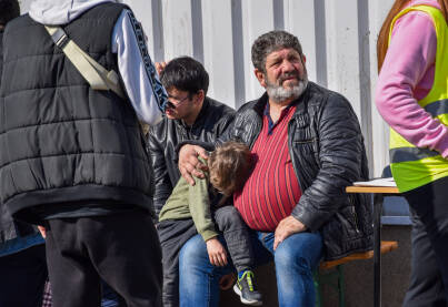 Izbjeglice iz Ukrajine u Poljskoj. Muškarac i dijete iz Ukrajine u prihvatnom centru u Poljskoj.